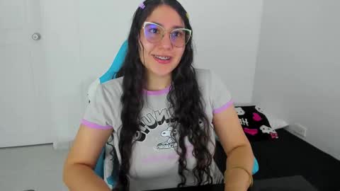 Snapshot of little_sparkles_0f_l0v3 chatting on November 26, 1:17 am Laire online show from November 26, 1:17 am