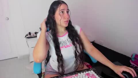 Snapshot of little_sparkles_0f_l0v3 chatting on November 30, 8:13 pm Laire online show from November 30, 8:13 pm