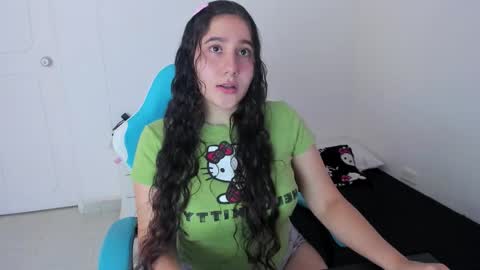 Snapshot of little_sparkles_0f_l0v3 chatting on December 16, 6:46 pm Laire online show from December 16, 6:46 pm