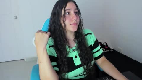 Snapshot of little_sparkles_0f_l0v3 chatting on December 17, 10:05 pm Laire online show from December 17, 10:05 pm