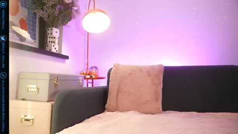 Snapshot of littlee33 chatting on May 22, 8:36 pm Emily Hill online show from May 22, 8:36 pm
