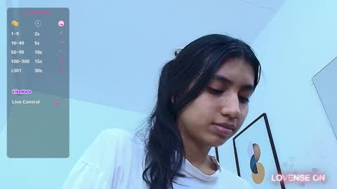 Snapshot of littlee_emilyy_ chatting on December 1, 4:29 pm Emily  online show from December 1, 4:29 pm