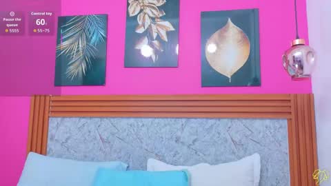 Snapshot of littlee_emilyy_ chatting on May 4, 1:18 pm Emily online show from May 4, 1:18 pm