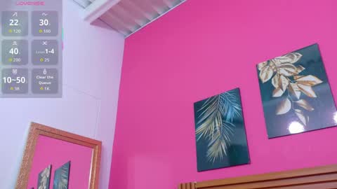 Snapshot of littlee_emilyy_ chatting on May 19, 12:55 pm Emily online show from May 19, 12:55 pm