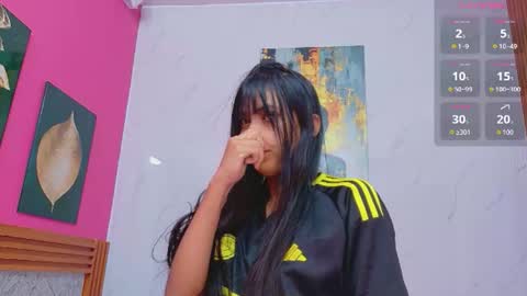 Snapshot of littlee_emilyy_ chatting on June 17, 1:01 pm Emily online show from June 17, 1:01 pm