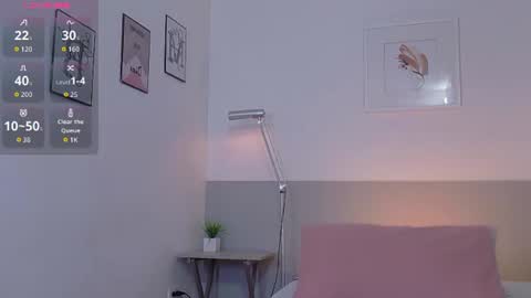Snapshot of littlee_emilyy_ chatting on June 20, 6:11 pm Emily online show from June 20, 6:11 pm