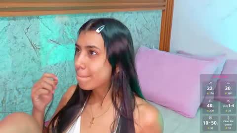 Snapshot of littlee_emilyy_ chatting on June 25, 1:48 pm Emily online show from June 25, 1:48 pm