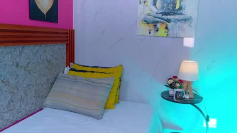 Snapshot of littlee_emilyy_ chatting on July 28, 4:39 pm Emily online show from July 28, 4:39 pm