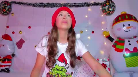 littlee_emma_ online show from December 26, 5:47 am