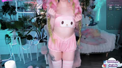 Riza Riri Puff  online show from December 4, 5:05 am