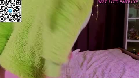 Snapshot of littlefoxyhole chatting on June 5, 1:34 am Molly online show from June 5, 1:34 am
