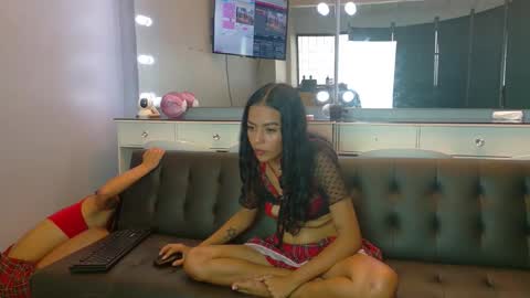 Snapshot of littlejennifer18 chatting on May 19, 10:05 pm Tip us ask our names online show from May 19, 10:05 pm
