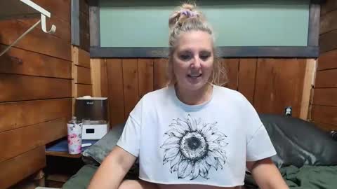 Snapshot of littlelisa1 chatting on May 5, 7:00 pm lisanixs online show from May 5, 7:00 pm
