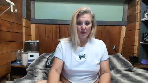 Snapshot of littlelisa1 chatting on May 19, 2:07 am lisanixs online show from May 19, 2:07 am