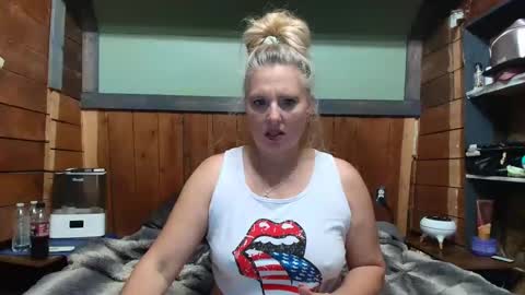 Snapshot of littlelisa1 chatting on June 4, 6:58 pm lisanixs online show from June 4, 6:58 pm