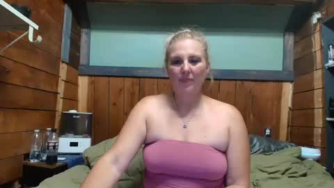 Snapshot of littlelisa1 chatting on June 22, 3:25 am lisanixs online show from June 22, 3:25 am