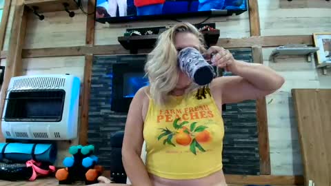 Snapshot of littlelisa1 chatting on August 5, 3:15 pm lisanixs online show from August 5, 3:15 pm