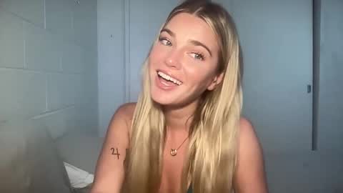 Snapshot of littlemaryjane19 chatting on February 19, 8:52 pm Marciabrady online show from February 19, 8:52 pm