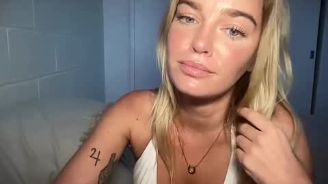 Snapshot of littlemaryjane19 chatting on March 3, 10:52 pm Marciabrady online show from March 3, 10:52 pm