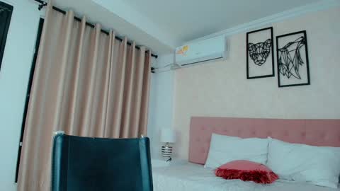 Snapshot of littlemolly_pregnant chatting on January 23, 12:46 am Sarahs Room online show from January 23, 12:46 am