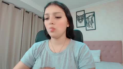 Snapshot of littlemolly_pregnant chatting on May 6, 1:14 am Sarahs Room online show from May 6, 1:14 am