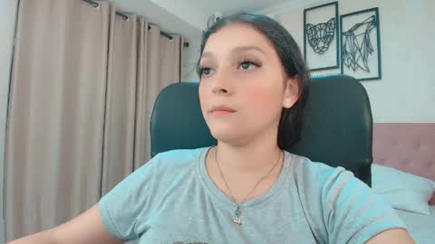 Snapshot of littlemolly_pregnant chatting on May 12, 1:47 am Sarahs Room online show from May 12, 1:47 am