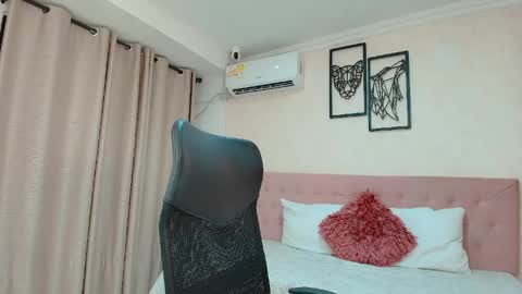 Snapshot of littlemolly_pregnant chatting on May 20, 1:56 am Sarahs Room online show from May 20, 1:56 am