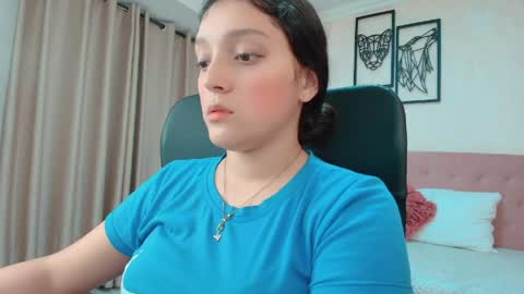 Snapshot of littlemolly_pregnant chatting on May 27, 12:40 am Sarahs Room online show from May 27, 12:40 am