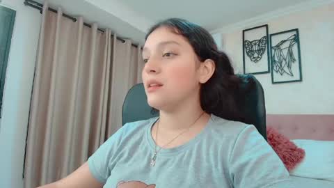 Snapshot of littlemolly_pregnant chatting on May 29, 3:04 am Sarahs Room online show from May 29, 3:04 am