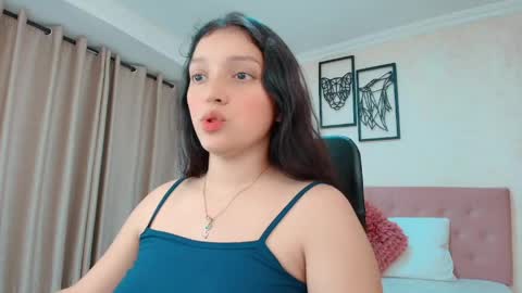 Snapshot of littlemolly_pregnant chatting on June 5, 11:10 pm Sarahs Room online show from June 5, 11:10 pm