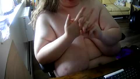 Snapshot of littlepeach99 chatting on June 18, 11:31 pm Loryn online show from June 18, 11:31 pm