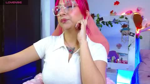 Snapshot of littlerouse_ chatting on February 11, 6:29 am Ruby Rouse online show from February 11, 6:29 am