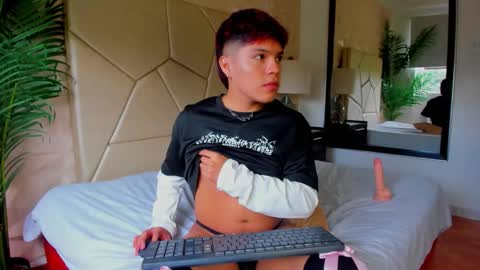 Snapshot of littlezanee chatting on December 4, 3:43 pm ZANE online show from December 4, 3:43 pm