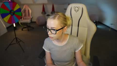 Snapshot of livehub054 chatting on December 5, 11:19 am Sheryl online show from December 5, 11:19 am