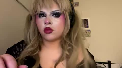 livvybee online show from February 19, 9:05 am