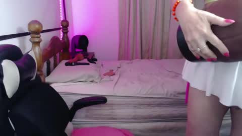 Snapshot of lizicherystrawbery chatting on February 6, 10:48 am Lizi Chery Strawbery online show from February 6, 10:48 am