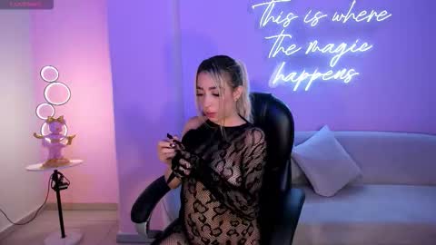 Snapshot of lizzcooper_ chatting on October 26, 4:07 am Lizz online show from October 26, 4:07 am