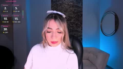 Snapshot of lizzcooper_ chatting on November 12, 4:02 am Lizz online show from November 12, 4:02 am