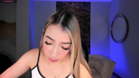 Snapshot of lizzcooper_ chatting on November 13, 4:11 am Lizz online show from November 13, 4:11 am