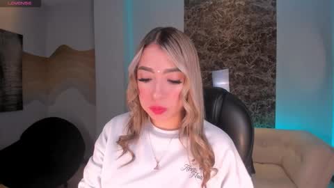 Snapshot of lizzcooper_ chatting on November 14, 4:22 am Lizz online show from November 14, 4:22 am