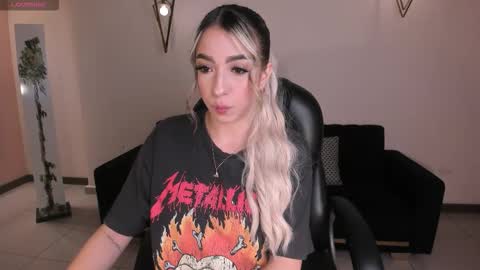 Snapshot of lizzcooper_ chatting on November 26, 4:02 am Lizz online show from November 26, 4:02 am