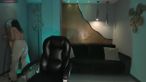 Snapshot of lizzcooper_ chatting on December 16, 4:06 am Lizz online show from December 16, 4:06 am