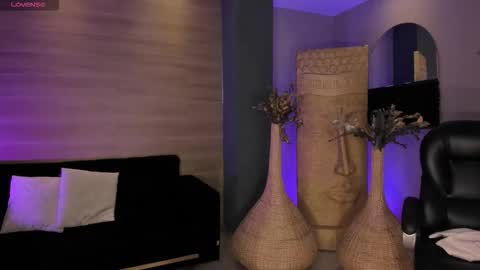 Snapshot of lizzhamilton_ chatting on December 19, 9:44 pm Lizzi online show from December 19, 9:44 pm