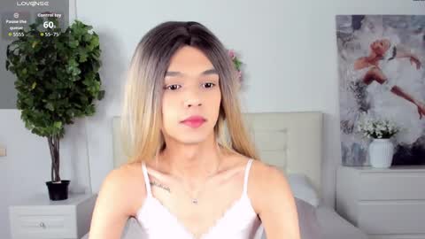 lizzydelrey online show from May 1, 1:05 pm