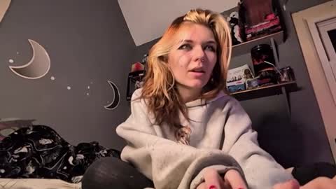 Snapshot of lizzyylovesick chatting on December 2, 5:26 pm lizzybunny online show from December 2, 5:26 pm