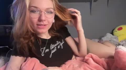 Snapshot of lizzyylovesick chatting on December 28, 5:03 pm lizzybunny online show from December 28, 5:03 pm