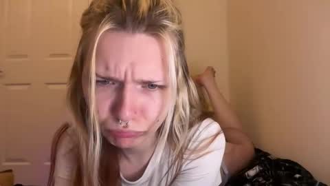 Snapshot of lizzyylovesick chatting on September 16, 7:15 pm lizzybunny online show from September 16, 7:15 pm