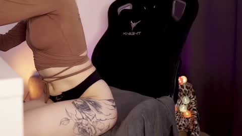 Snapshot of llittle_mi chatting on June 14, 12:41 am Mila online show from June 14, 12:41 am