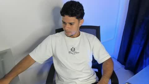 Snapshot of logan_9_ chatting on May 22, 4:30 am logan online show from May 22, 4:30 am