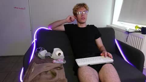 LOGAN FRASER online show from October 15, 1:44 pm